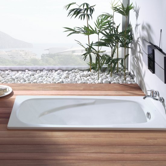 Plieninė vonia grindyse – jauku ir stilinga